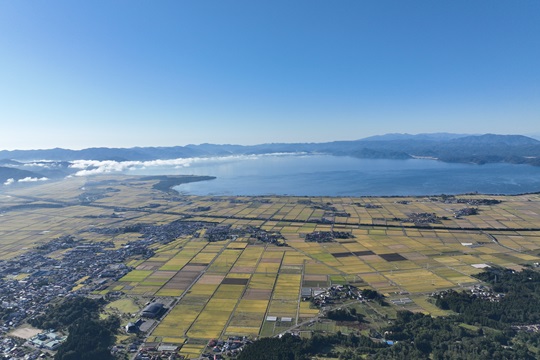 磐梯山頂から見渡す猪苗代町と猪苗代湖