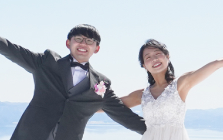 手を大きく広げている男女